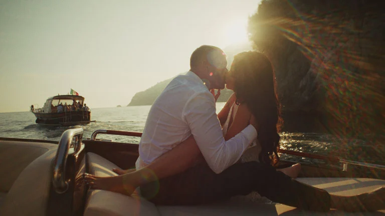 couple-kissing-on-boat-sunset